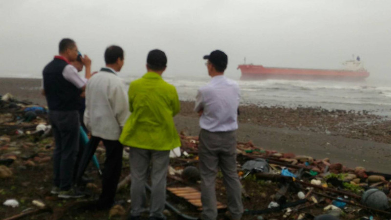 航港局副局長劉志鴻(右一)到現場視察「哈威輪」擱淺情形。   圖：交通部／提供