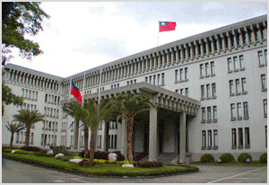 為了落實新南向政策，外交部在今(16)日宣布將從11月1日開始試辦菲律賓國民來台14天免簽證措施，試辦期到明年7月31日止。   圖：取自外交部官網