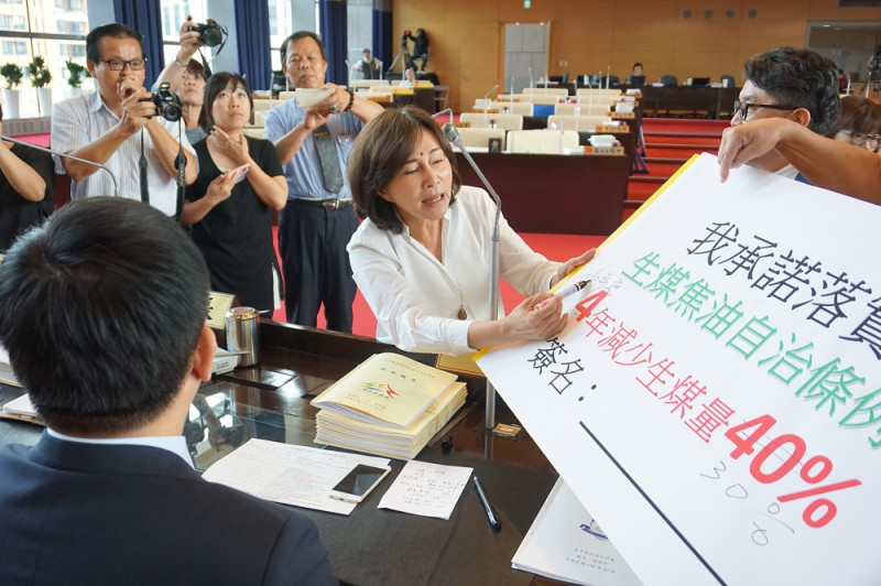 國民黨團要求林佳龍簽署承諾書。   圖 : 台中市議會國民黨團/提供