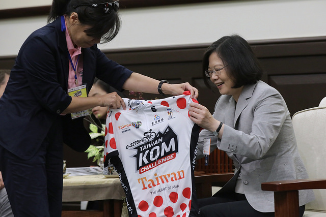 總統蔡英文接下「中華民國自行車騎士協會」致贈的車衣。   圖：總統府/提供