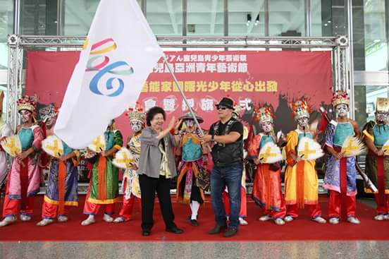高雄市長陳菊親自授旗予「九天藝能家園」團長許振榮。   圖：高雄市政府提供