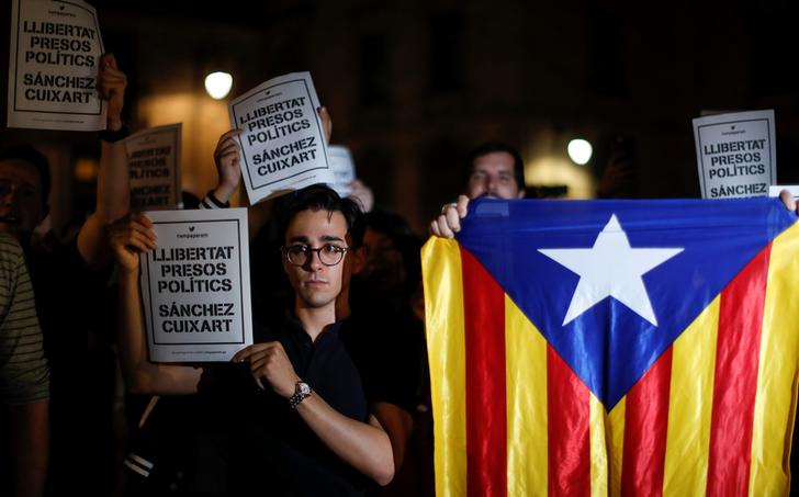 在西班牙高等法院拘禁了兩名獨立運動組織領袖後，群眾聚集在地方政府中心外抗議，要求釋放他們。   圖：達志影像/路透社