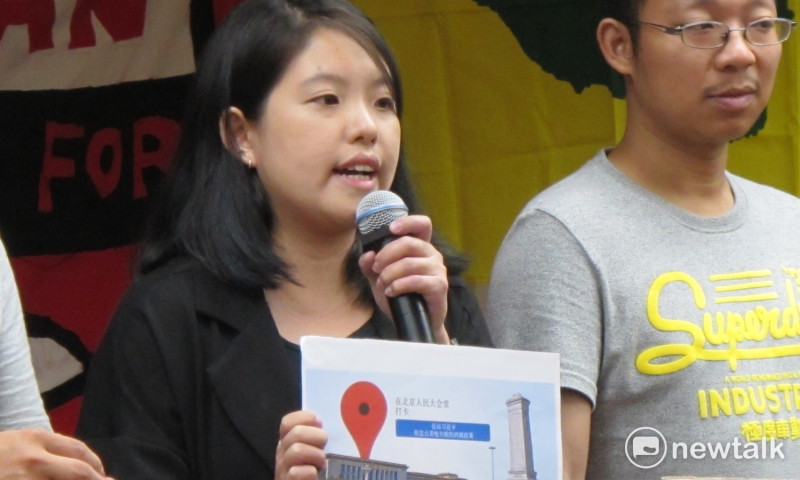 西藏國際網絡李芃萱呼籲大家，在臉書上搜尋「北京人民大會堂」地點並打卡。   圖：林朝億/攝