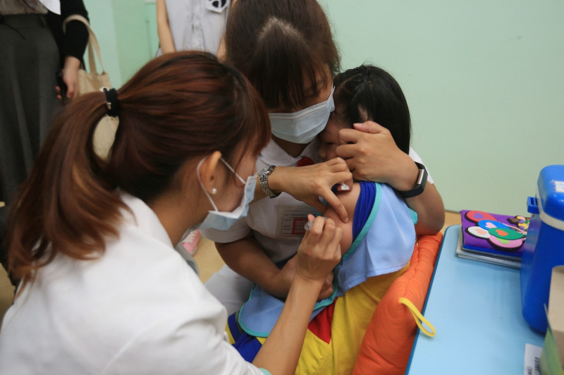 新北市推動幼兒園流感疫苗集體接種，讓家長免於帶小朋友奔波醫療院所耗時、費錢。   圖：新北市政府/提供