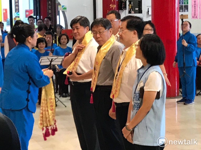 台北市長柯文哲今（17）日上午到松山慈惠堂參加老人共餐活動。   圖：周煊惠 / 攝