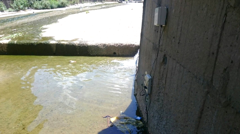 水質自動連續監測系統監測河段-白色泡沫事業廢水排入情形。   圖：台中市環保局/提供