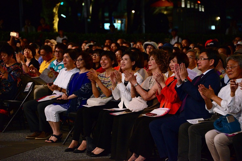 今（17）天是台灣文化日，文化部部長鄭麗君晚間與民眾共同欣賞台灣向前行音樂會。   圖：文化部/提供