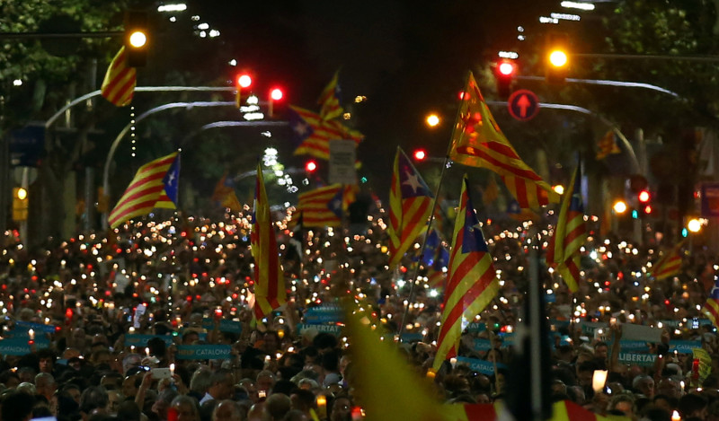 加泰隆尼亞獨派領袖遭扣押，20萬民眾參與巴塞隆納廣場燭光晚會，高喊「你不孤單」。   圖：達志影像/路透社