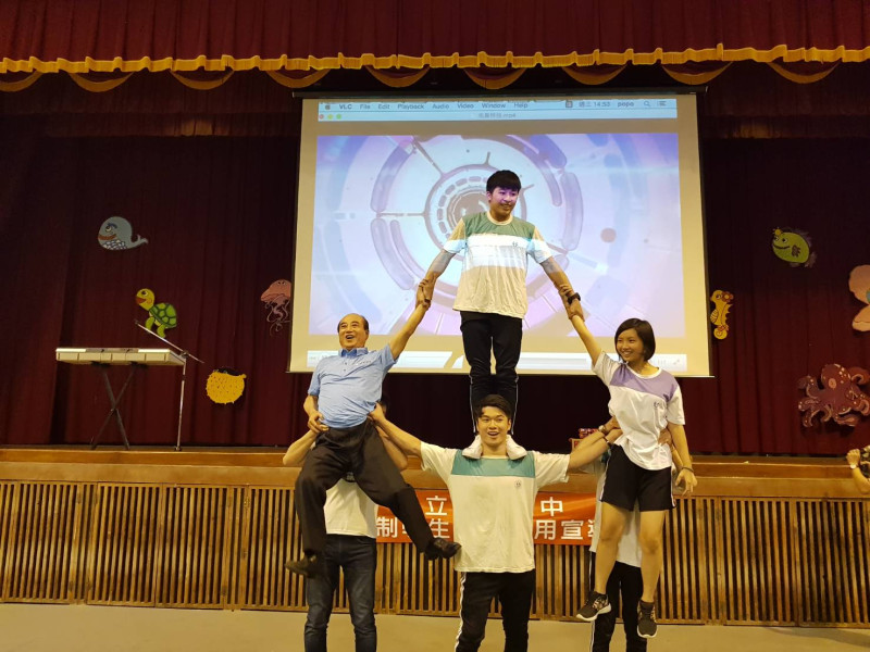 王金平出席竹山高中宣導反毒，與現場學生共同展示啦啦隊動作。   圖 : 王金平/提供