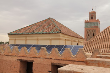 摩洛哥政府與德國國際合作組織合作「綠色清真寺」計劃，將把摩洛哥境內的5萬1000多所清真寺都改成太陽能發電，逐步減少公共建築的能源消耗。   圖：翻攝德國國際合作組織（GIZ）