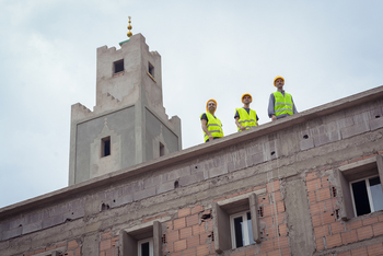 摩洛哥的「綠色清真寺」計劃吸引不少年輕人投人，已經創造數百個工作機會。   圖：翻攝德國國際合作組織（GIZ）