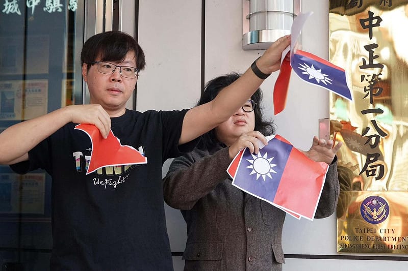 王興煥今（10）天遭中正一分局傳喚，更在現場再次撕毀國旗，高喊：「撕毀中華民國國旗無罪！」   圖：台灣基進提供