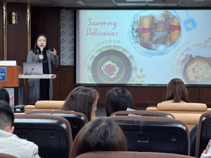 鍾宜珊分享，菲律賓人們在晨禱彌撒後，會享用傳統米製點心-Bibingka（菲式烤米糕）和 Puto Bumbong（紫糯米竹筒糕），是聖誕期間必不可少的傳統美味。   圖：移民署提供