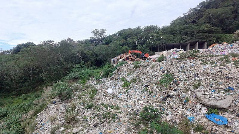 時力質疑，竹東掩埋場封場近二十年，垃圾卻不減反增，縣府以暫置、等待焚化為名持續堆放。   圖：時代力量提供