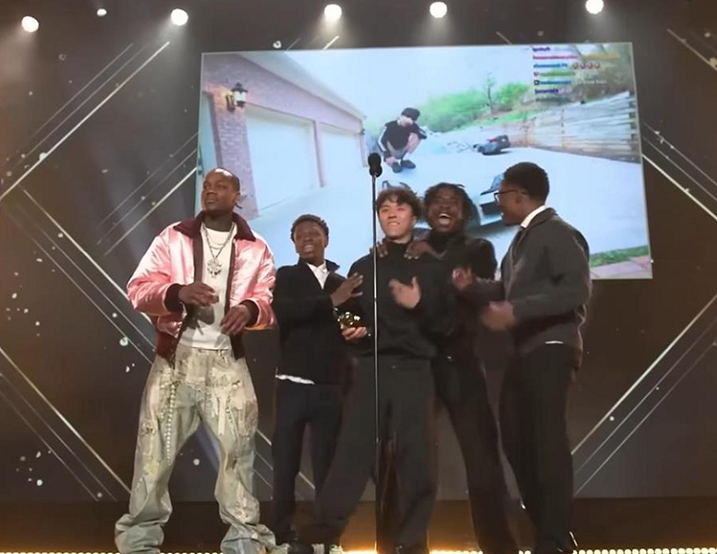 Ray(中)獲得了「最佳實境實況主獎」(Best Reality Streamer)。   圖：翻攝自Ray YT頻道