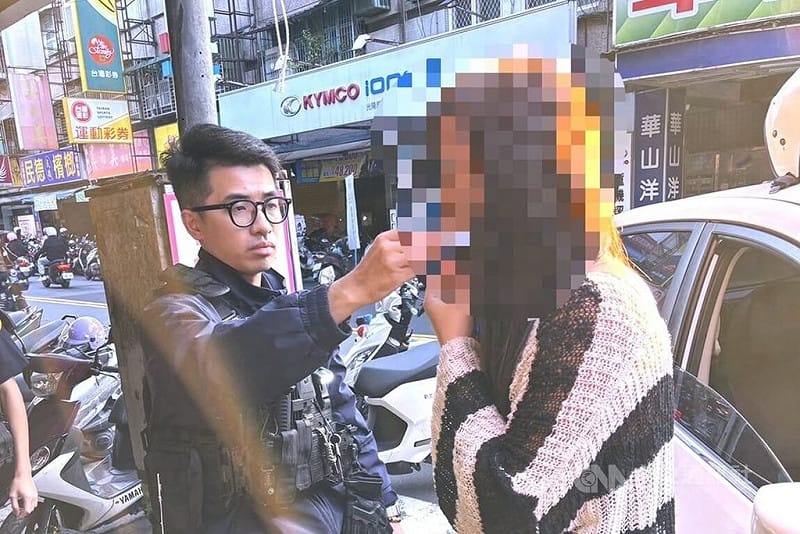 新北員警10日上午發現一輛停等紅綠燈的汽車副駕駛座乘客動作可疑，攔查果然查獲含依托咪酯的喪屍煙彈及煙油罐，警方並對李姓駕駛實施唾液毒品快篩，結果呈現安非他命陽性反應，涉嫌毒駕。（翻攝照片）中央社記者王鴻國傳真　114年12月10日   