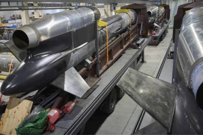 在歐洲國家的援助與支持下，烏克蘭的軍工產業獲得大幅度的進展，甚至有三間烏克蘭軍工企業成功躋身世界前百強軍工企業的排名之中。圖為烏克蘭火點公司生產的「火烈鳥」導彈。   圖：翻攝自 @AllEvansichuan X 帳號