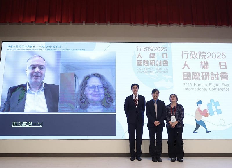行政院於12月9日至10日舉辦「2025人權日國際研討會」，以「歷史記憶與民主深化：臺灣轉型正義經驗與國際對話」為主題，邀請西班牙、德國、韓國、立陶宛、波蘭及捷克等國專家學者，與臺灣展開深度交流。   圖：行政院提供