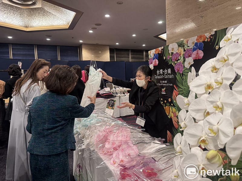 東京國際花道博覽會「Ikebana International Fair 2025」於今日在東京新大谷飯店盛大舉行，延續去年的參展成果，台南市政府今年再度受邀參加，由台南市長黃偉哲率團出席典禮並設置攤位宣傳台南花卉及農產加工品。   圖：台南市政府提供
