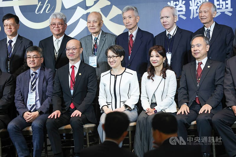 「中華民國不動產估價師公會全國聯合會20週年榮耀與感恩之夜」10日晚間在台北晶華酒店舉行，副總統蕭美琴（前中）應邀出席，與公會理事長郭國任（前左2）等與會來賓合影留念。中央社記者吳家昇攝 114年12月10日   