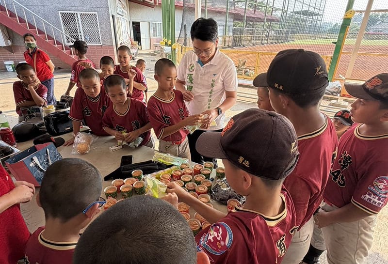 張耀中(中)準備多樣蛋糕小點給孩子們。   圖：張耀中競選團隊/提供