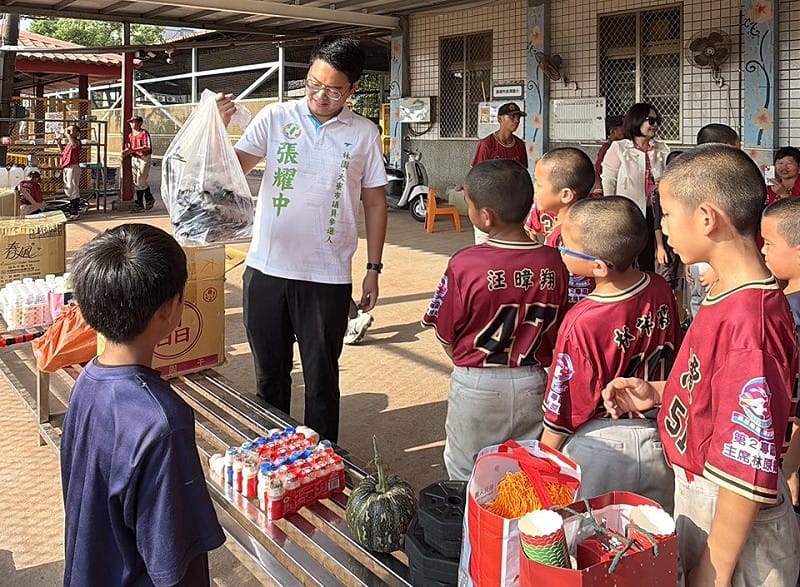 張耀中(左二)提供新鮮鯖魚等營養物資給金潭小將。   圖：張耀中競選團隊/提供