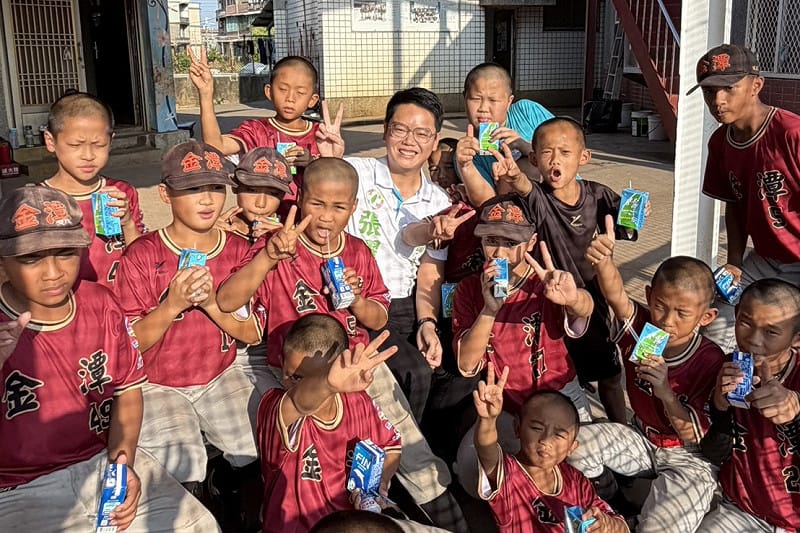 張耀中(中)以實際行動支持在地孩童與。   圖：張耀中競選團隊/提供