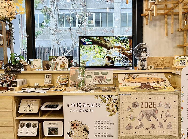 「台灣獼猴共存推廣協會」以行為圖解與互動內容，引導民眾認識柴山猴群的生活特性與共存方式。   圖：高雄市青年局/提供