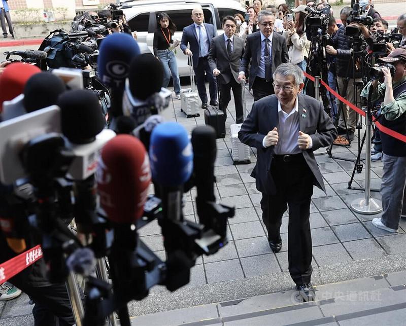 台北地方法院審理京華城案及政治獻金案，11日、12日將進行「提示證據」程序，由檢、辯針對全案200多卷證據表示意見。前台北市長柯文哲（前右）於開庭前簡短發言。中央社記者趙世勳攝　114年12月11日   