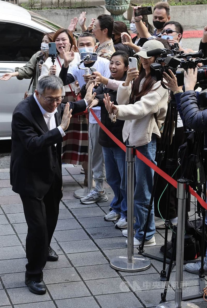 柯文哲（前左）涉貪污案11日在台北地方法院開庭，支持者到場熱情聲援。中央社記者趙世勳攝　114年12月11日   