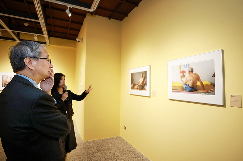 文化部長李遠欣賞黃子明作品《韓戰反共戰俘的政治紋身》。   圖：文化部提供