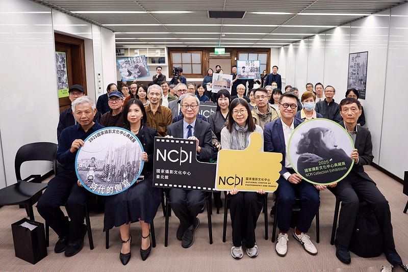 「2025國家攝影文化中心典藏展」開幕，參展藝術家楊順發（前排左起）、策展人林學敏、文化部長李遠、國美館館長陳貺怡、策展人傅遠政及參展藝術家張蒼松等合影。.   圖：文化部提供