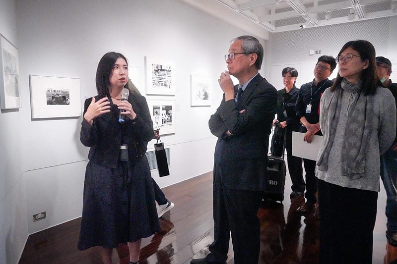 「2025國家攝影文化中心典藏展」開幕，文化部長李遠，聽取攝影解說。.   圖：張良一攝
