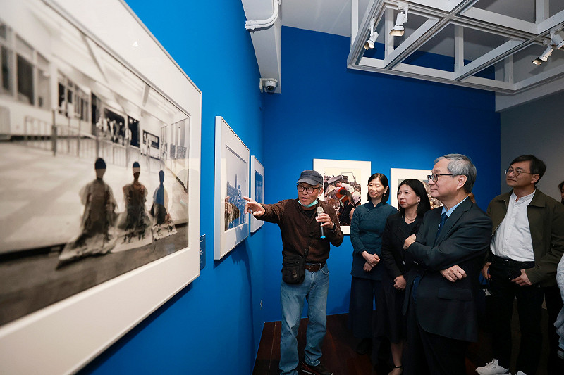 藝術家蔡明德（左1）介紹作品《人間現場》系列。.   圖：文化部提供
