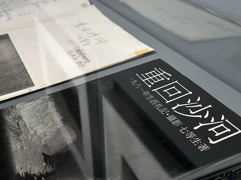 《重回沙河》書中放了多張七等生的攝影作品，不過七等生的攝影作品不像其他攝影家追求視覺張力、鮮明反差，或是豐富的階調，他的影像就如同《沙河悲歌》裡頭的人物，灰灰的，甚至是陰鬱的，   圖：張良一攝