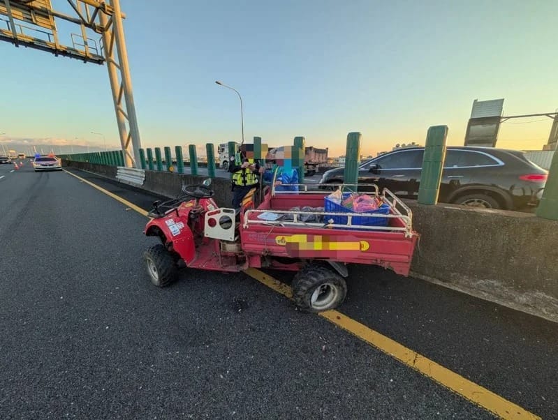 宜蘭87歲老農駕駛農用機具逆向上國道發生車禍。   圖：警方提供