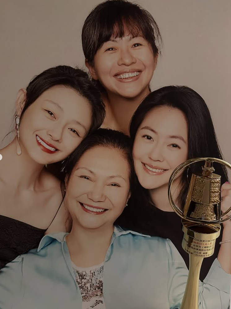 小S還曬出S媽與三姊妹的合照，並把金鐘獎盃P在照片上。   圖：翻攝自小S IG