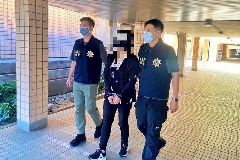 關務署台北關與航警局安全檢查大隊10月執行桃園國際機場第一航廈班機入境旅客託運行李X光儀檢查勤務時，發現自泰國曼谷返台國籍旅客吳女（中）託運行李影像有異，經開箱查驗發現行李箱內夾藏30餘包第二級毒品大麻花，總重量達16.22公斤，女子稱不知情，航警局仍移送桃園地方檢察署偵辦，並於11月中旬起訴。（航空警察局提供）中央社記者吳睿騏桃園機場傳真　114年12月11日   