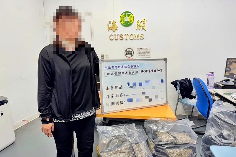 航空警察局表示，有台灣女子網戀接受招待赴泰國追愛，沒見到愛人反而落入愛情陷阱，網戀對象委託帶回的伴手禮，被發現夾藏大麻花16.22公斤，調查後依毒品危害防制條例送桃園地方檢察署偵辦起訴。（航空警察局提供）中央社記者吳睿騏桃園機場傳真　114年12月11日   