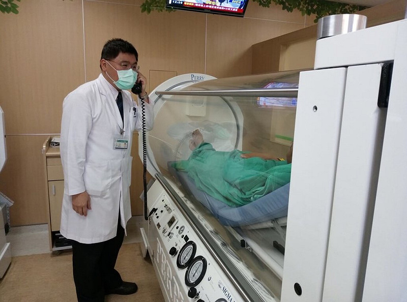 苗栗縣大千綜合醫院副院長暨高壓氧中心主任蔡建宗（圖）11日表示，冬季是發生一氧化碳中毒的高峰期，若在發生初期儘早給予患者高壓氧治療，可減少對身體的傷害，也能大幅降低日後發生神經學後遺症的機率。（大千醫院提供）中央社記者管瑞平傳真　114年12月11日   