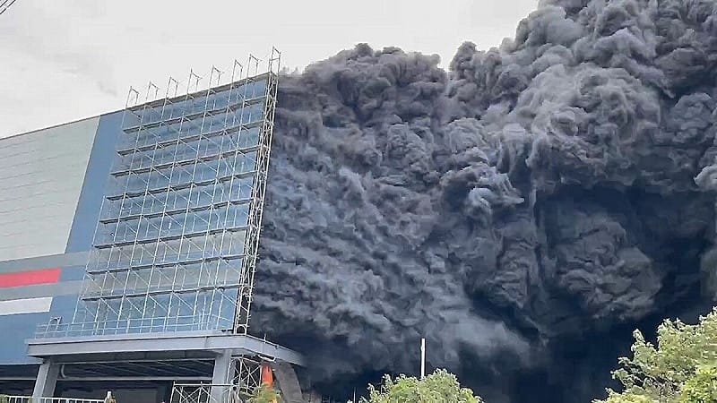 台中全聯倉儲去年大火釀9死，台中地檢署今日起訴，並針對2人求處重刑。   圖：翻攝自記者爆料網