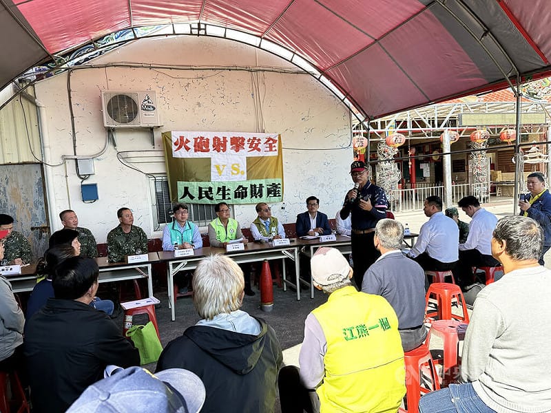 陸軍教育訓練暨準則發展指揮部所屬砲測中心進訓部隊4日於濁水溪北岸執行火砲射擊訓練，榴彈誤落致3戶民宅受損，民進黨彰化縣議員李俊諭11日於溪州鄉覆靈宮廣場開座談會，邀集國防部、民進黨立委黃秀芳與陳素月團隊代表、彰化縣政府、彰化縣溪州鄉公所及村長等相關人員與會討論。中央社記者鄭維真攝 114年12月11日   