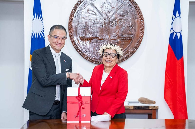 新任駐馬紹爾群島共和國特命全權大使徐蔚民向馬國總統海妮(Hilda C. Heine)呈遞到任國書。 圖/翻攝自駐馬紹爾群島共和國大使館 新任駐馬紹爾群島共和國特命全權大使徐蔚民向馬國總統海妮(Hilda C. Heine)呈遞到任國書。 圖/翻攝自駐馬紹爾群島共和國大使館