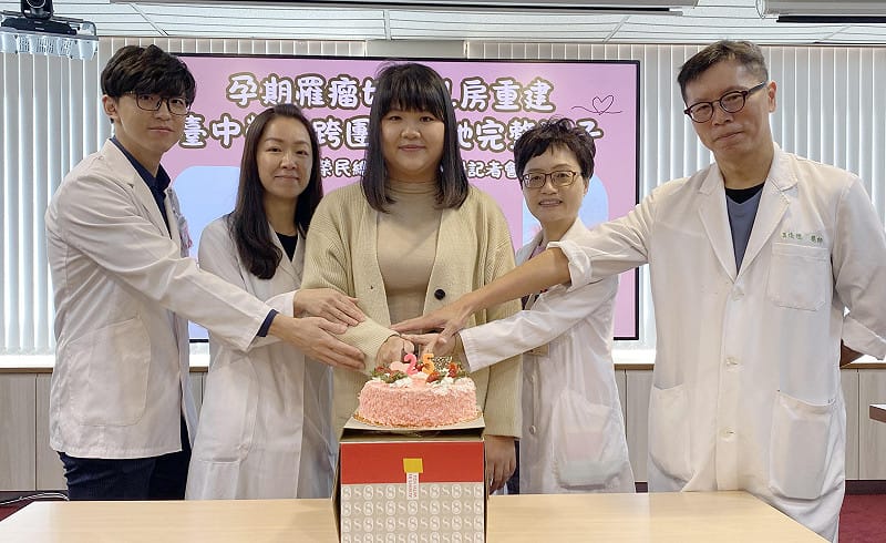 台中榮總醫療團隊共同照護陳小姐於孕期切除乳房葉狀瘤、重建並順利產子，今天為她慶生。   圖：台中榮總/提供