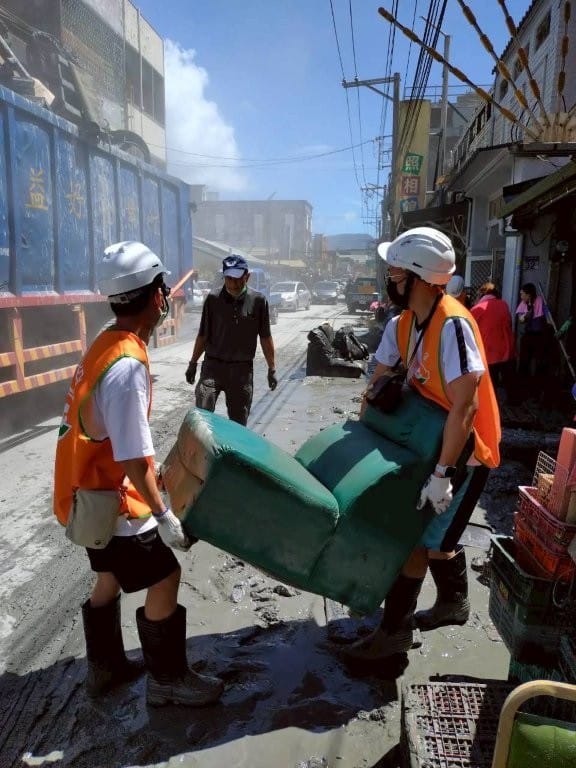 替代役支援花蓮災後復原工作 圖:內政部提供 替代役支援花蓮災後復原工作 圖:內政部提供