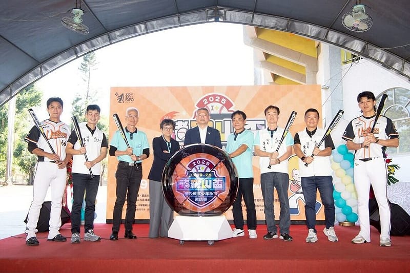 2025第28屆諸羅山盃國際軟式少年棒球邀請賽19日至25日將在嘉義盛大展開，11日在市立KANO棒球場前廣場舉辦賽事記者會，中職統一獅隊陳重廷（左）、陳重羽（右）到場力挺。（嘉義市政府提供）中央社記者蔡智明傳真　114年12月11日   