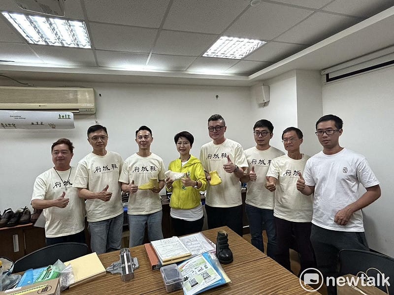 立法委員陳亭妃今日前往台南市輔具資源中心，親自進行足部3D掃描，展示如何透過科技訂製一雙真正符合個人腳型的「府城鞋」。   圖：陳亭妃服務處提供