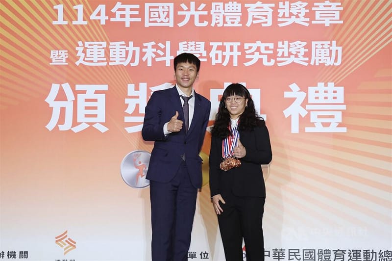 舉重女將陳冠伶（右）在多個國際賽事表現亮眼，11日於114年國光體育獎章暨運動科學研究獎勵頒獎典禮中，由運動部長李洋（左）頒發12面國光獎章。中央社記者張新偉攝　114年12月11日   