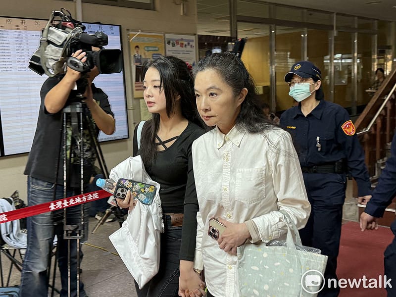 國民黨台北市議員應曉薇（右）與女兒應佳妤（左）。   圖：周煊惠 / 攝