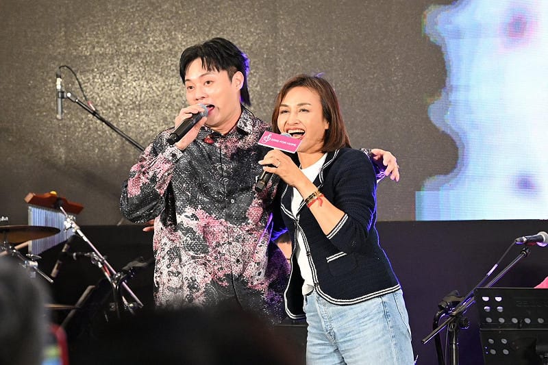 邱議瑩(右)與許富凱(左)透過真摯溫暖的歌曲，傳遞給病友與家屬力量。   圖：邱議瑩競選總部/提供